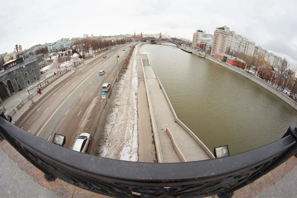 Міський пейзаж із зображенням мосту — стокове фото