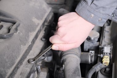 mehanic bir servis merkezinde çalışıyor.