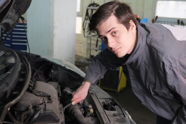 mehanic bir servis merkezinde çalışıyor.