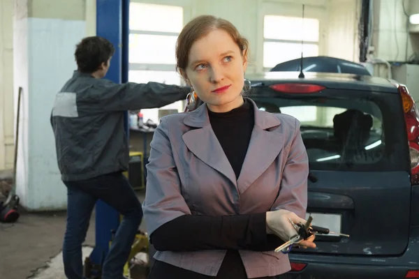 Vrouw bij car-service — Stockfoto