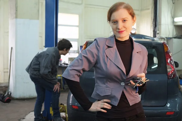 Vrouw bij car-service — Stockfoto
