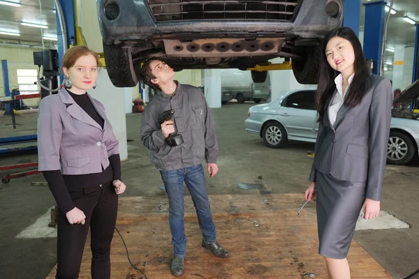 Zwei Mädchen in Auto-Service-Center — Stockfoto