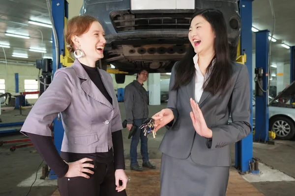 Two girls in  car service center — Stock Photo, Image