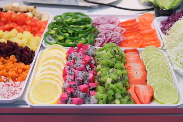 Buah-buahan dan sayuran di piring — Stok Foto