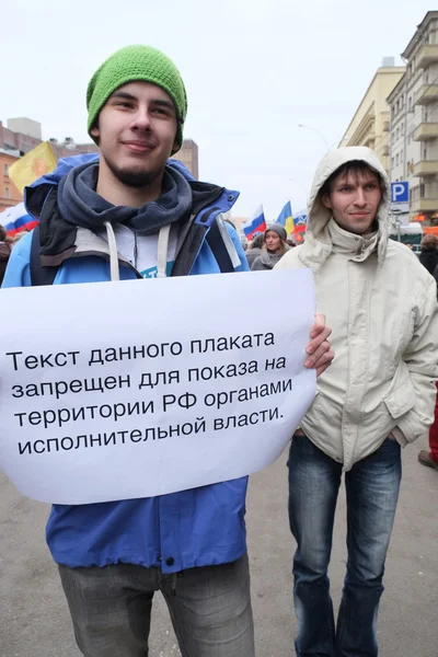 Youmg man shows the transporant during the protest manifestation of muscovites against war in Ukraine — Stock Photo, Image