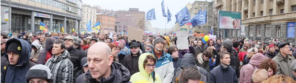 モスクワ 抗議の意思表示の分離主義 クリミアのウクライナとロシアのサポートで戦争に反対白雲母ロシアは モスクワで円形大通り 2014年パノラマ — ストック写真
