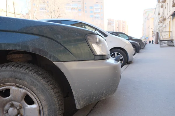 Pojazdy zaparkowane na parkingu — Zdjęcie stockowe