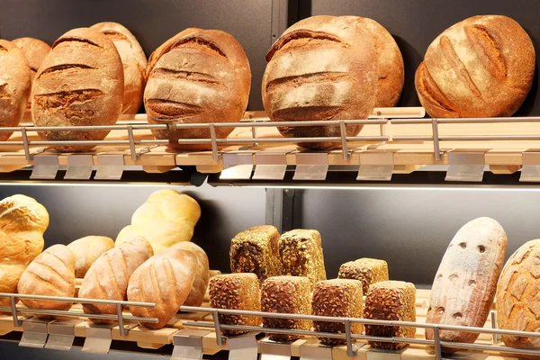 什锦的各种各样的新鲜出炉的面包 — 图库照片