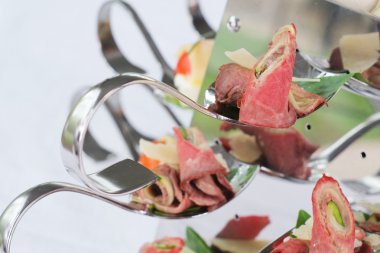 meze parti kaşıkları üzerinde