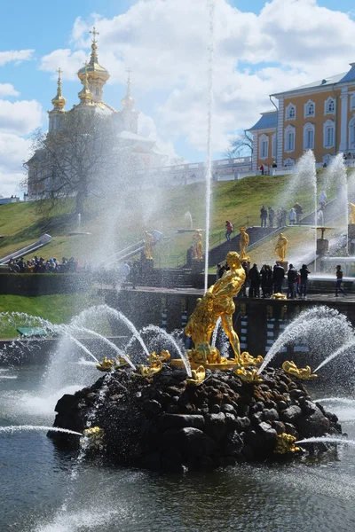 Grand kaskádové fontány v peterhof palác zahradní, st. petersbur — Stock fotografie