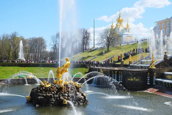 ペテルゴフ宮殿庭園、聖 petersbur でグランドカスケード噴水 — ストック写真