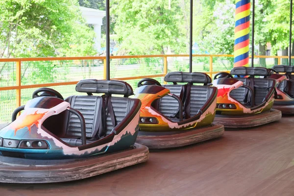 Rij van auto's op amusement rit — Stockfoto