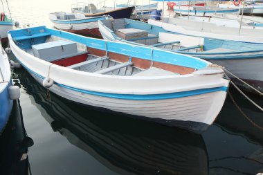 bir yatakta standında Motorlu tekne