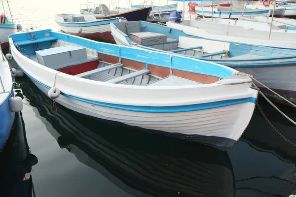 Soporte de barco a motor en una litera —  Fotos de Stock