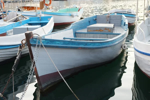 Моторная лодка стоять на причале — стоковое фото