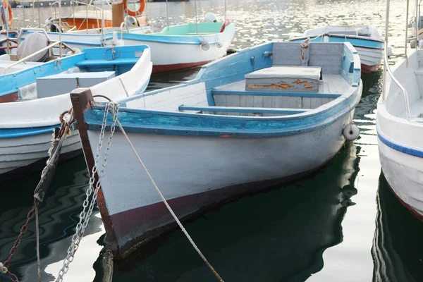 Barco a motor ficar em um cais — Fotografia de Stock