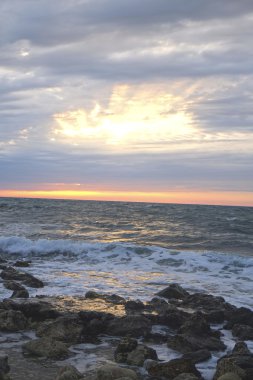 zonsondergang op een strand