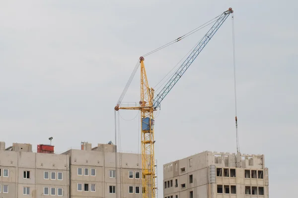 Kran baut das Gebäude — Stockfoto