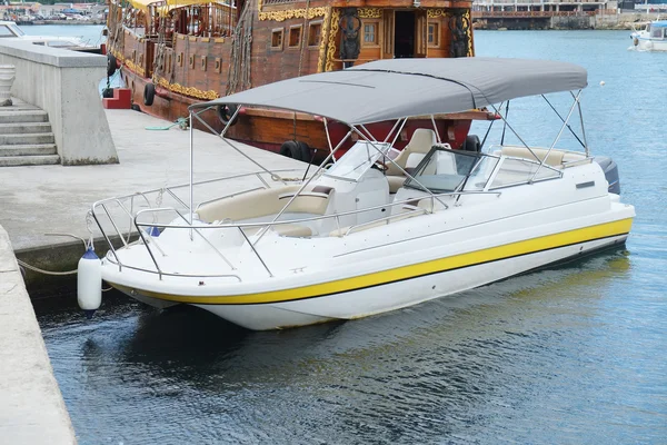 Stand de bateau à moteur à un poste d'amarrage — Photo