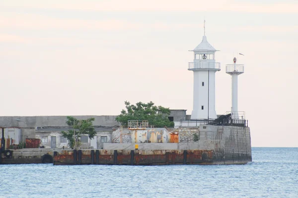 Faro en la orilla del mar — Foto de Stock