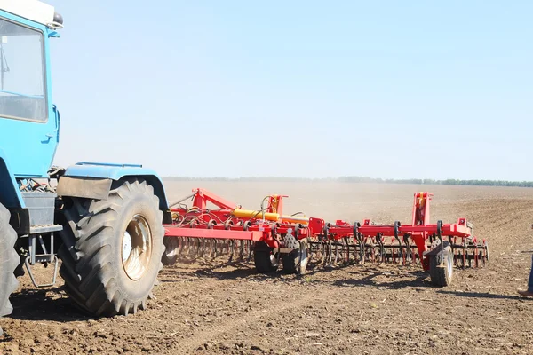 Tracteur avec une charrue — Photo