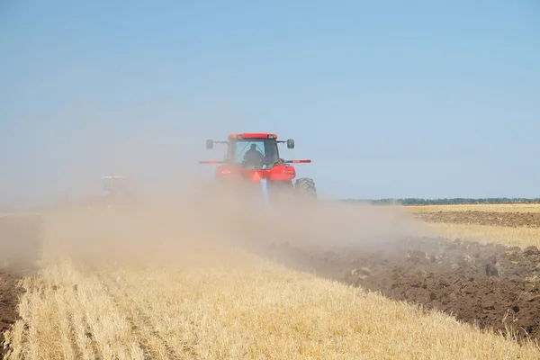 Tracteur avec une charrue — Photo