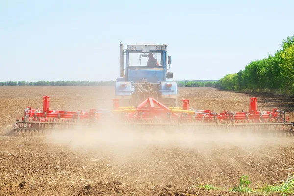 Tracteur avec une charrue — Photo