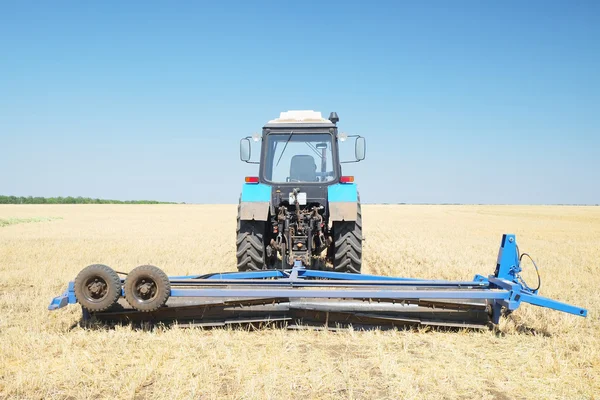 Tracteur avec une charrue — Photo