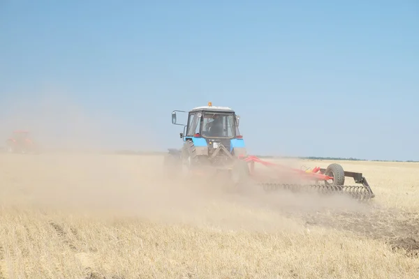 Tracteur avec une charrue — Photo