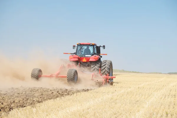 Traktor s pluhem — Stock fotografie