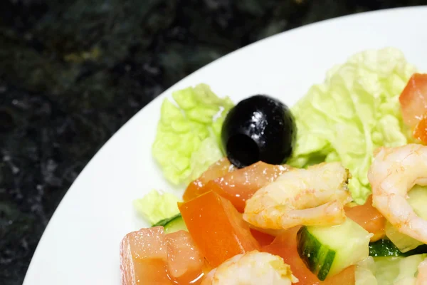 Salada com os camarões — Fotografia de Stock