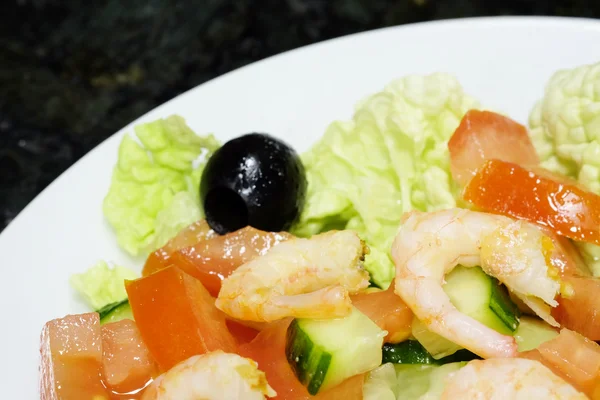 Salada com os camarões — Fotografia de Stock