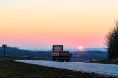 Tula bölgesi, Rusya - 2 Kasım 2021: Rusya 'nın Tula bölgesindeki Rostov karayolu trafiği