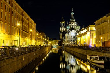 St. Peterburg, Rusya - 23 Kasım 2021: St. Peterburg, Rusya 'daki Spas Na Krovy Kilisesi gece görüşü