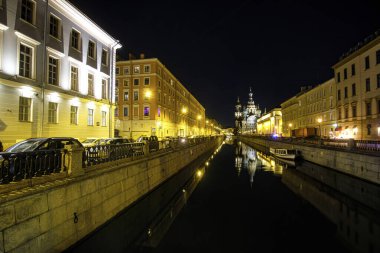 St. Peterburg, Rusya - 23 Kasım 2021: St. Peterburg, Rusya 'daki Spas Na Krovy Kilisesi gece görüşü
