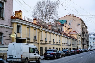St. Petersburg, Rusya - 23 Kasım 2021: St. Petersburg, Rusya 'da park halindeki arabalar