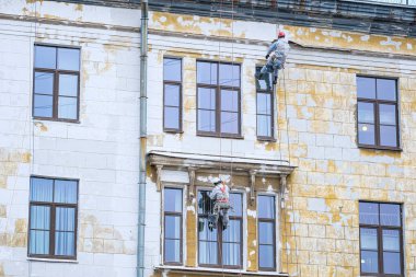 Çan kulesi hırsızları St. Petersburg, Rusya 'da bir evin duvarında çalışıyorlar.