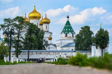 Kostroma, Rusya - 2 Ağustos 2021: Kostroma, Rusya 'daki Ipatievsky manastırı