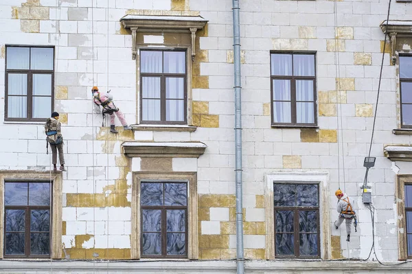 Petersburg Russia November 2021 Steeplejacks Work Wall House Petersburg Russia — Stock Photo, Image