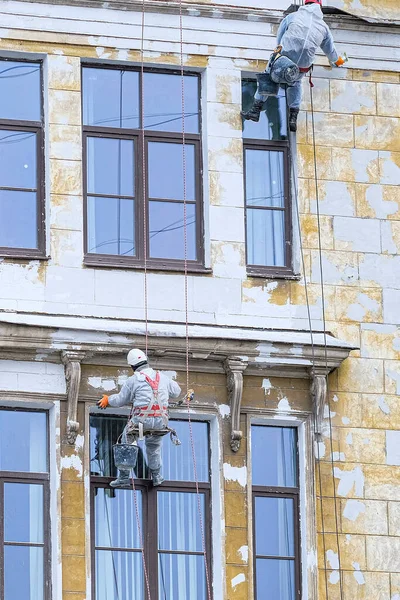 Steeplejacks Arbete Vägg Ett Hus Sankt Petersburg Ryssland Royaltyfria Stockfoton