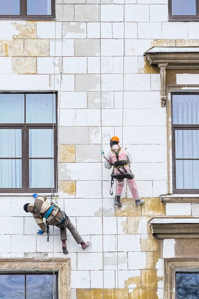 Steeplejacks Εργάζονται Έναν Τοίχο Ενός Σπιτιού Στην Αγία Πετρούπολη Ρωσία Εικόνα Αρχείου