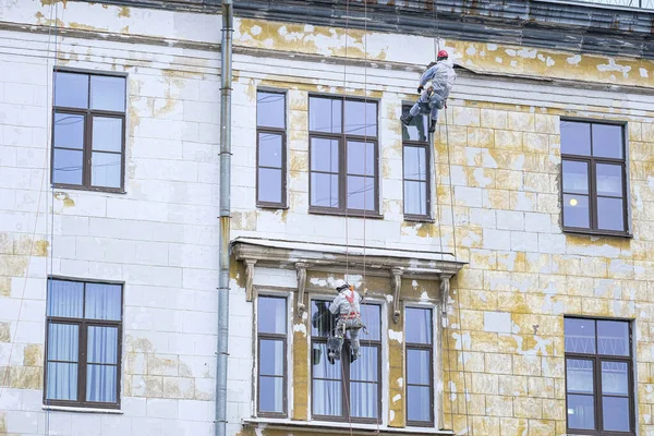 Petersburg Russia November 2021 Steeplejacks Work Wall House Petersburg Russia — Stock Photo, Image