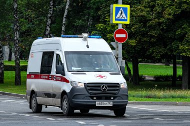 Moskova, Rusya - 8 Ağustos 2021: Moskova, Rusya 'daki ambulans