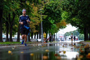Moskova, Rusya - 8 Ağustos 2021: Moskova 'daki Gorky Park' ta koşan insanlar