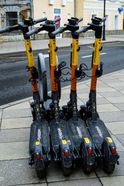 Moskova, Rusya - 8 Ağustos 2021: Moskova, Rusya 'nın merkezinde bir park yerinde elektrikli scooterlar