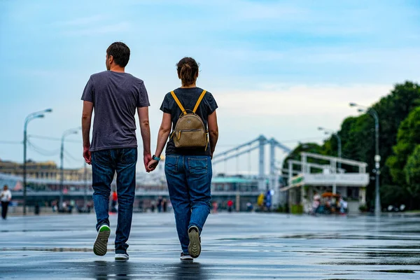 Moscow Russia August 2021 Couple Walks Rain Pedestrian Street Center — Stockfoto