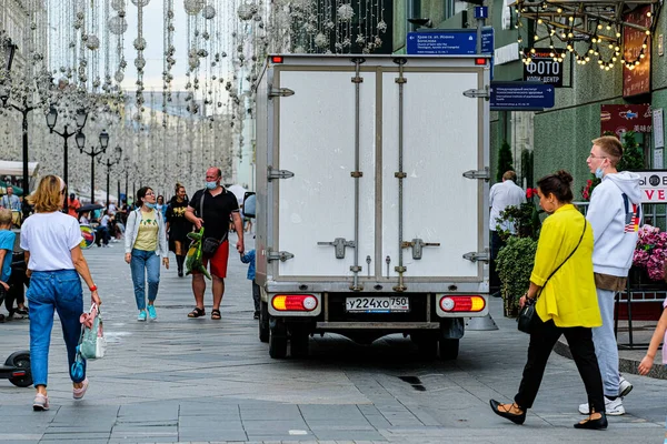 Moscow Russia August 2021 Unloading Van Stands Sidewalk Center Moscow — Stock Photo, Image