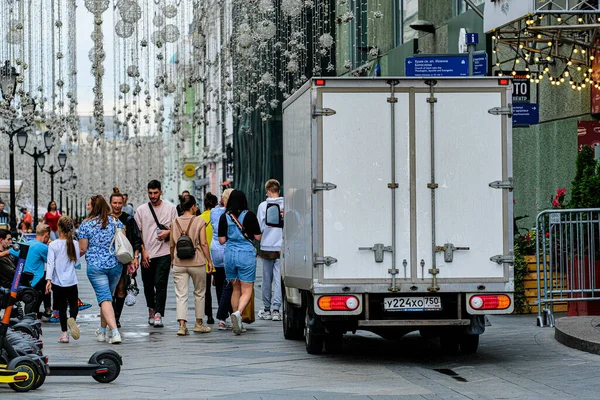 Moscow Russia August 2021 Unloading Van Stands Sidewalk Center Moscow Imagens De Bancos De Imagens Sem Royalties