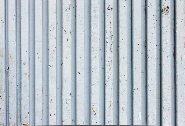 Vieille clôture en bois peint bleu, naturellement altérée — Photo