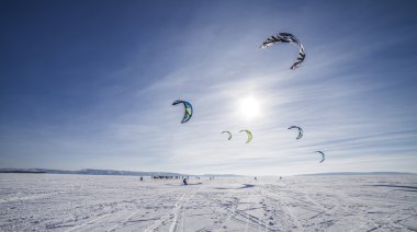 kiteboarder ile kar üzerinde mavi uçurtma